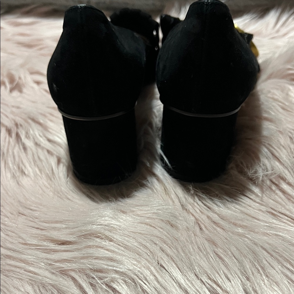 Gucci Black Heels with Gold Logo Accent - Picture 5 of 8